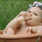 Ayağını yiyen bebe resimleri