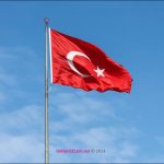 Türk bayrağı dalgalanırken