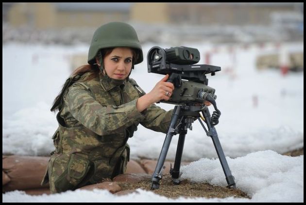 Kız türk askeri