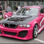 Modifiyeli pembe araba