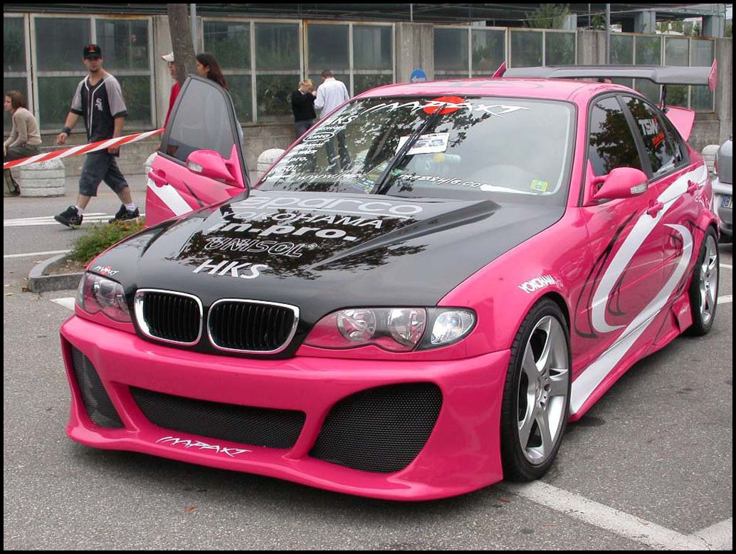 Modifiyeli pembe araba